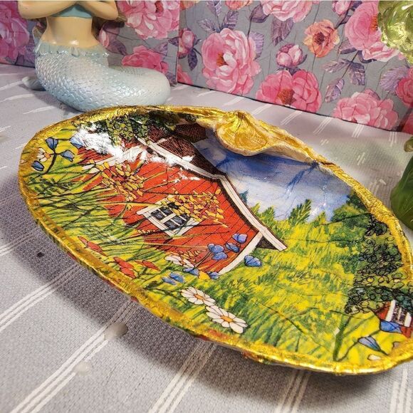 DECOUPAGE CLAM SHELL DECOUPAGE RED BARN TRINKET DISH - Picture 6 of 8